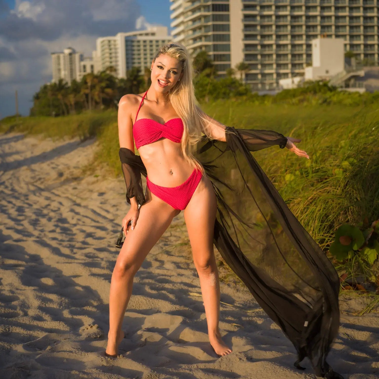 Mare Twist Bandeau Bikini Top | Strapless Brazilian Swimwear | Beeluxxe Beeluxxe