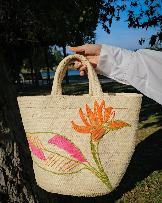 Areia Straw Beach Bag - Details with pink