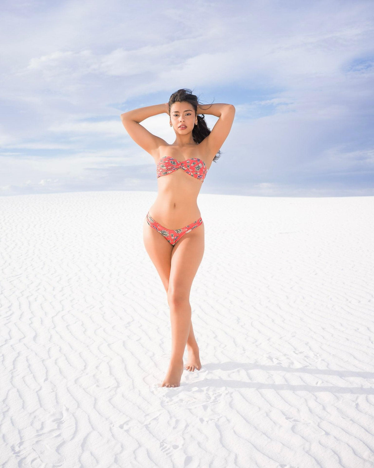Ananas Twist Bandeau Bikini in pineapple print, lifestyle photo 5 | Beeluxxe